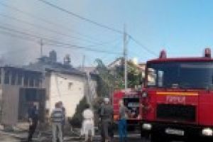 GALERIE FOTO: Panica pe strada Theodor Aman / Sase case au fost mistuite de flacari