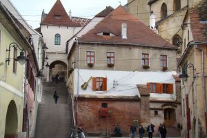 Scările ce coboară din Piaţa Huet în oraşul de jos vor fi complet reabilitate de primarie