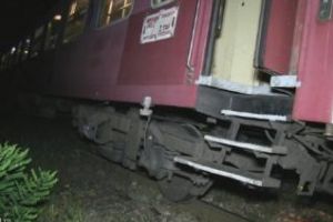 CLUJ: Tren cu 200 de pasageri, deraiat la ieşire din Dej VIDEO