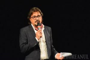 În debutul FITO, managerul Teatrului, Daniel Vulcu, a parodiat rugăciunea „Tatăl nostru” pentru şefii din Consiliul Judeţean (FOTO)