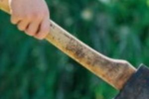 Cutitul nu mai e la moda / Un barbat a fost prins cu toporul in pantaloni