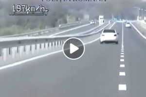 VIDEO: Șofer prins pe A3, în timp ce gonea cu 211 km/h, în weekend. Alţi 31 de conducători auto, sancţionaţi de poliţişti după ce au încurcat autostrada cu un circuit de Formula 1