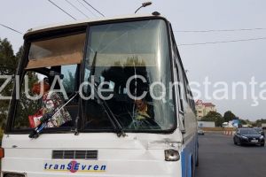 Autobuz de calatori si un tir implicate intr-un accident rutier la iesire din Ovidiu