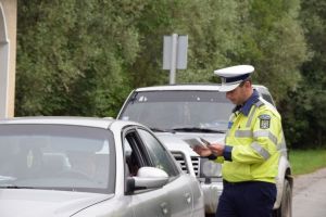 Poliţiştii rutieri au dat amenzi de peste 172.000 lei şi au reţinut 27 de permise