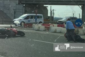 Motociclist implicat intr-un grav accident rutier pe DN39 in sensul giratoriu de la intrarea pe Autostrada