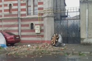 Turle de biserici cazute in urma furtunii, in Timis, lacase de cult cu acoperisul la pamant