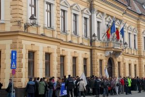 Miting în faţa Prefecturii Sibiu. Protestatarii au blocat trotuarul