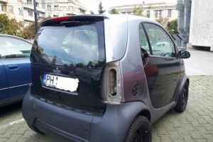 Un angajat al CJ Prahova, victima hotilor auto! I-au furat casetofonul si mai multe piese de pe Smart
