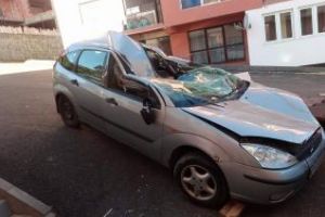 Aşa arată maşina distrusă de acoperiş, în Floreşti. Ce va face proprietarul