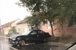 Accident pe Calea Clujului: Un şofer de BMW, fără permis, a buşit o maşină şi a plecat