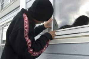 Mic dar hoţ. Un minor a pătruns într-o casă şi a furat peste 1.000 de lei