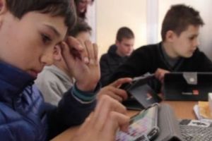Laptopuri, tablete şi videoproiectoare în 30 de şcoli din mediul rural. Programul special a crescut performanţa şcolară a elevilor 