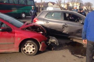 Cât ghinion pe capul unui şofer! Depistat băut la volan după ce a fost lovit de altă maşină