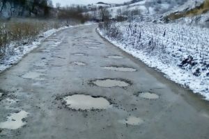 De ce au fost lăsate la urmă unele drumuri judeţene. Ce soluţie are preşedintele CJ pentru modernizarea lor (FOTO)