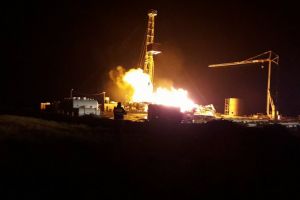 Pericol de explozie intr-o localitate din Satu Mare. O sonda de gaze a fost cuprinsa de flacari 