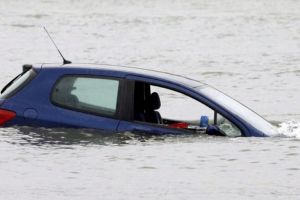 ALERTĂ – Pompierii caută o maşină care ar fi căzut în râul Olt