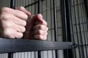 Poliţia a săltat direct din pat un ieşean condamnat pentru contrabandă. Va sta patru ani după gratii