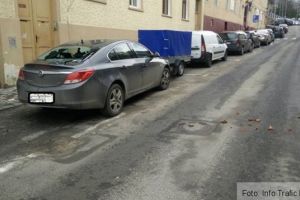 Atenţie cad ţigle! Luneta unei maşini, spartă de o ţiglă căzută