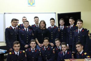 FOTO. ”Caravana literară a scriitorilor în şcoală” a ajuns la Colegiul Militar ”Mihai Viteazul” din Alba Iulia