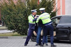 A devenit violent cu poliţiştii care doreau să-i afle alcoolemia şi a ajuns în cătuşe la ...