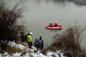 FOTO VIDEO Maşina căzută în Olt nu a fost încă găsită. Persoanele presupus dispărute sunt din judeţul Bacău