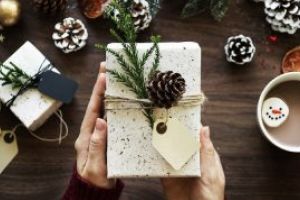 Cati bani cheltuie angajatii din judetul Maramures pentru cadourile de Secret Santa