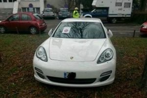 Parcare de sofer tupeist: Cu un Porsche direct pe gazonul din Parcul Justitiei