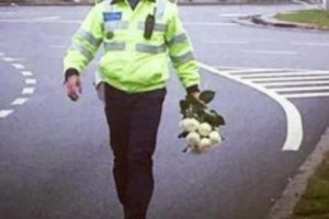Gestul unui POLIŢIST a uimit o lume întreagă. Ce-a făcut cu trandafirii aruncaţi spre sicriul REGELUI