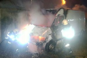 O autoutilitară a fost cuprinsă de flăcări