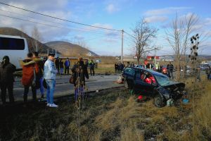 Accident între un autoturism şi un autocar. S-a activat Planul Roşu