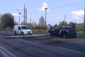 Un ,,şofer” fără permis a doborât un stâlp şi s-a făcut nevăzut. Poliţiştii l-au taxat aspru