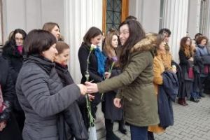 PROTEST la Cluj! Judecătorii au primit flori. Danileţ: Judecătorii vor trebui să îi anunţe pe cei interceptaţi
