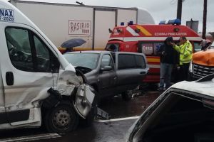 Accident în Beiuş: cinci persoane au ajuns la spital, patru maşini au fost buşite (FOTO)