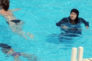 SCANDAL la piscină: MUSULMANCELE au intrat în apă ÎMBRĂCATE şi şi-au VOPSIT părul