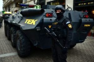 Transportoare blindate pe strazile Budapestei pentru securitatea targurilor de Craciun