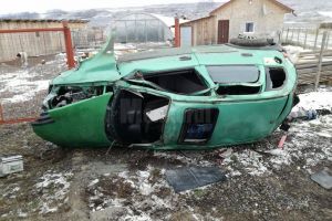 Şofer rănit după ce s-a izbit cu maşina într-un cap de pod