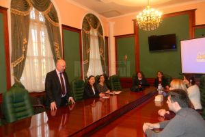 Lectoratul de limbă română al USV de la Cernăuţi a organizat vineri o nouă masă rotundă ...