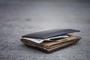 Un student din Beiuş a fost felicitat public de conducerea Poliţiei Bihor după ce a returnat un portmoneu