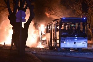 Autobuz în flăcări pe Hula Săcelului. Avea 50 de oameni la bord