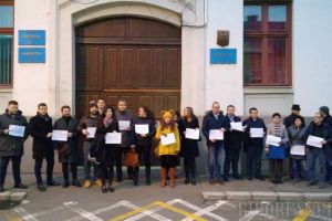Şi totuşi, au ieşit în stradă: O mână de procurori şi judecători bihoreni protestează împotriva modificării legilor justiţiei