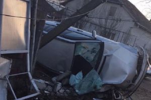 FOTO. Un nou accident cu doi răniţi. Un alt BMW a rupt un stâlp