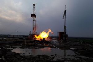 FOTO/VIDEO. Sonda din Moftin arde în continuare. Pericol de explozie! Sunt aşteptaţi experţi din Canada