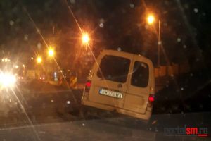 FOTO. Accident. A intrat cu maşina în sensul giratoriu de la Kaufland