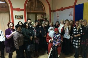 FOTO. Moş Crăciun, la sediul PSD Satu Mare. A adus daruri pentru familiile nevoiaşe