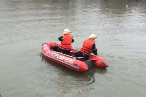 FOTO VIDEO S-au oprit căutările maşinii care ar fi căzut în Olt. Au fost aduşi şi scafandrii