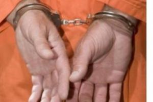 Persoane bănuite de tâlhărie, reţinute de poliţişti