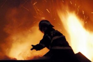 Femeie decedată într-un incendiu la Constanţa. Fiica ei, grav rănită