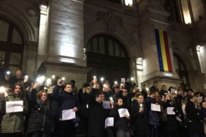 VIDEO – Sute de magistraţi au protestat în tăcere pe treptele Curţii de Apel din Bucureşti