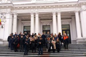 Zeci de magistraţi argeşeni au protestat în faţa Curţii de Apel