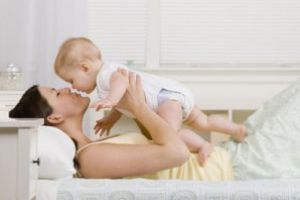 Iohannis a promulgat legea care plafonează indemnizaţia pentru creşterea copiilor la 8.500 de lei